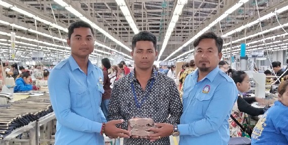 លោក សែ ចិត និងក្រុមការងារតំណាងសហជីពទឹកចិត្តកម្មករកម្ពុជា ប្រចាំក្រុមហ៊ុន វេនធូរ៉ា លេឌើរវែរ អឹមអេហ្វវ៉ាយ (ស៊ីឌី) ឯ.ក បាថរៃអង្គាសទឹកប្រាក់ចំនួន២៧៣,២០០រៀលជូនទៅដល់កម្មារនីម្នាក់ដែលកើតជំងឺមហារីកខួរក្បាលធ្ងន់ធ្ងរកំពុងសម្រាកព្យាបាលនៅមន្ទីរពេទ្យ